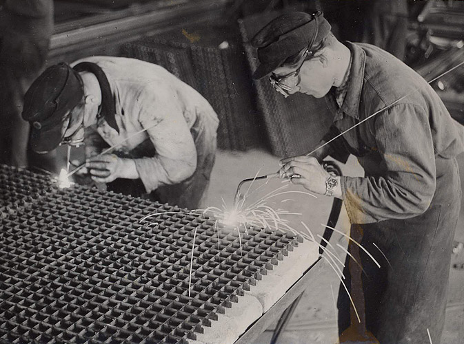 1920 - Start der Produktion von Gitterrosten.
